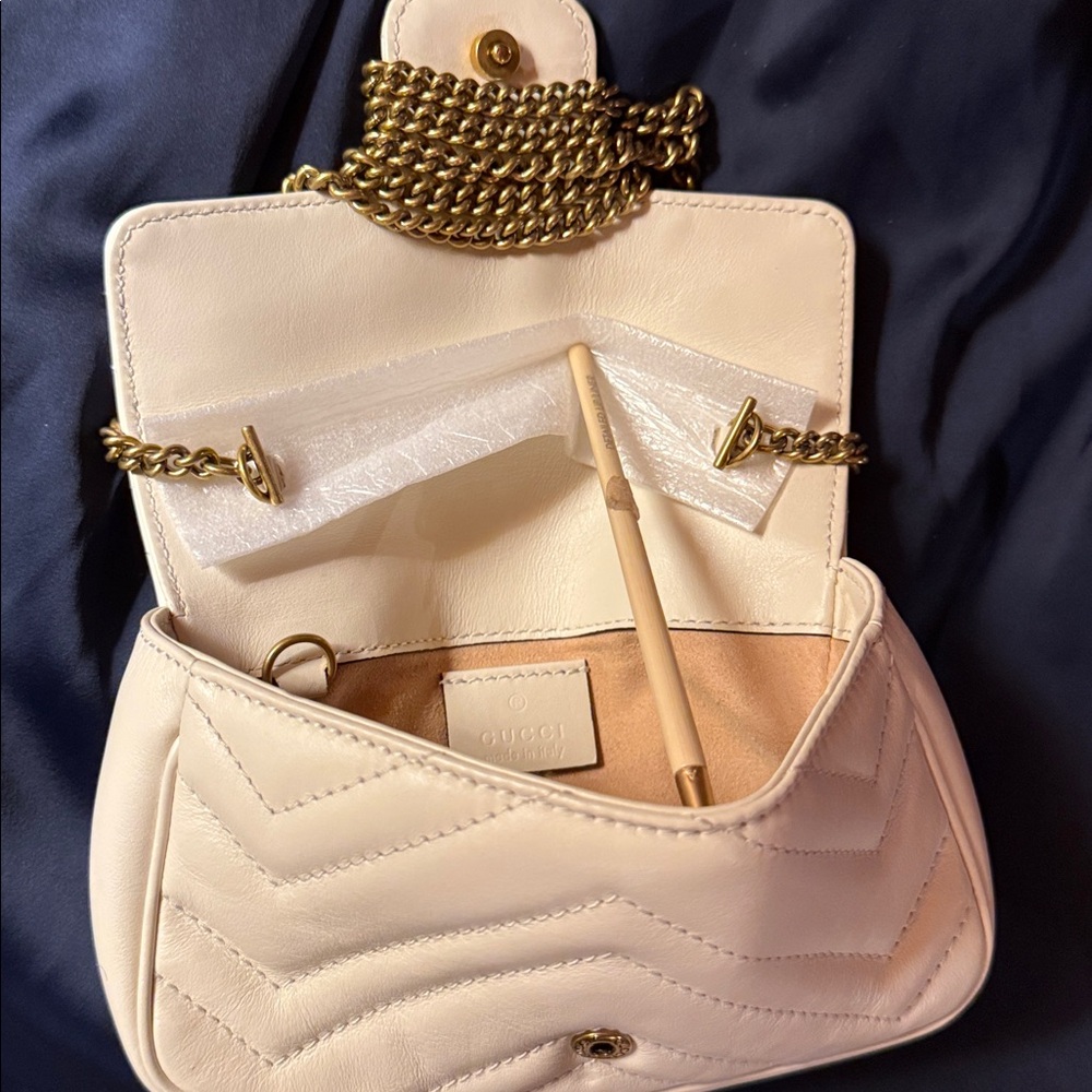 Gucci Cream Chevron Quilted Crossbody Bag or clutch ❤️ Heart on back - Picture 5 of 8